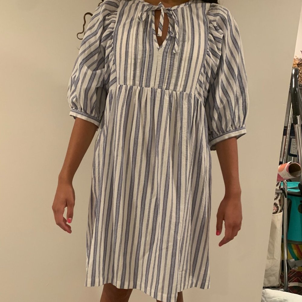 Universal Thread women's small with white and blue stipes